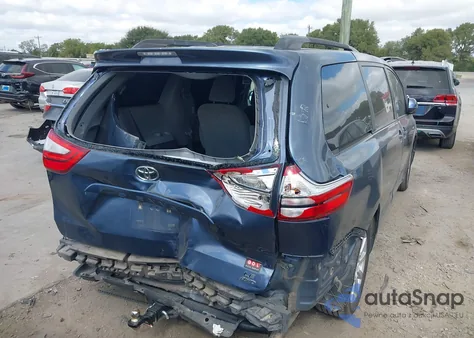 2017 Toyota Sienna Le 7 Passenger z USA, uszkodzony, nr VIN 5TDJZ3DC6HS153538
